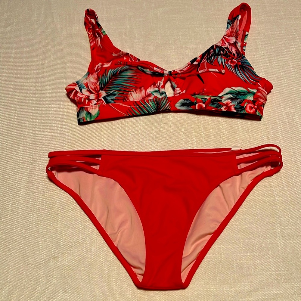NEW. Two piece swimwear